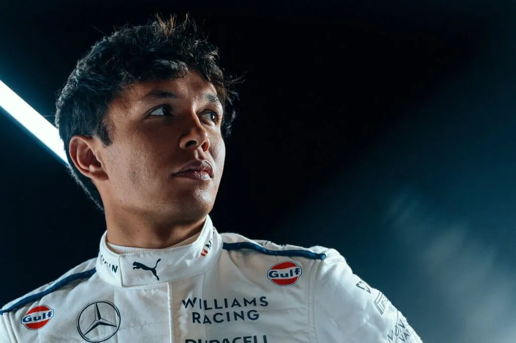Vowles inflexÃ­vel: "Albon nÃ£o pode ir para Mercedes ou Red Bull em 2025"